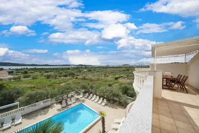 Bazen u objektu Apartments House Rina - 2 ili u blizini