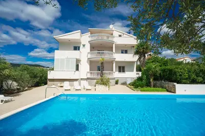 Bazen u objektu Apartments House Rina - 2 ili u blizini