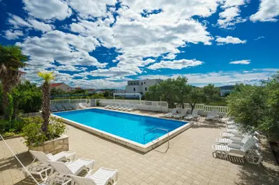 Bazen u objektu Apartments House Rina - 2 ili u blizini