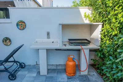 Oprema za roštilj dostupna gostima vila