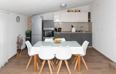 Kuhinja ili čajna kuhinja u objektu 5 Bedroom Amazing Home In Bogatic