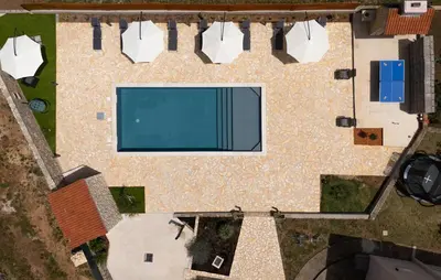 Bazen u objektu 5 Bedroom Amazing Home In Bogatic ili u blizini