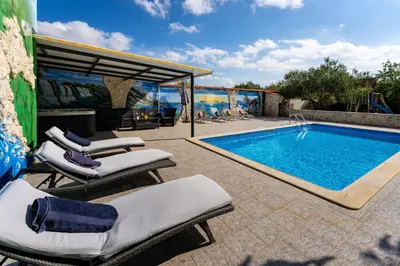 Bazen u objektu MY DALMATIA - Holiday home Nadalina with private pool and jacuzzi ili u blizini