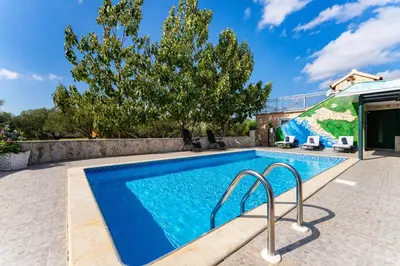 Bazen u objektu MY DALMATIA - Holiday home Nadalina with private pool and jacuzzi ili u blizini