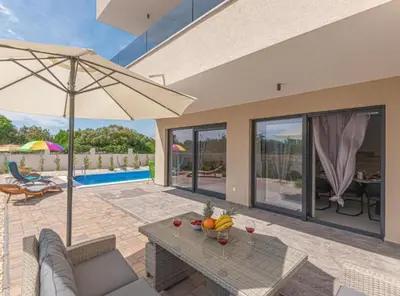 Bazen u objektu Villa Sunset with Outdoor Pool ili u blizini