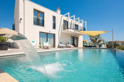 Bazen u objektu Luxury Villa Sea La Vie with Pool Near Sibenik ili u blizini