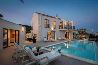 Bazen u objektu Luxury Villa Sea La Vie with Pool Near Sibenik ili u blizini