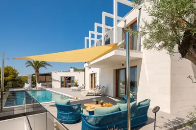 Bazen u objektu Luxury Villa Sea La Vie with Pool Near Sibenik ili u blizini