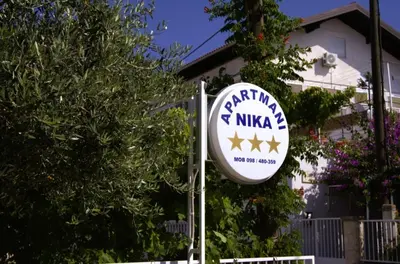 Certifikat, nagrada, logo ili neki drugi dokument izložen u objektu Apartments NIKA