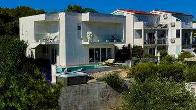 Bazen u objektu Villa Lady A ili u blizini