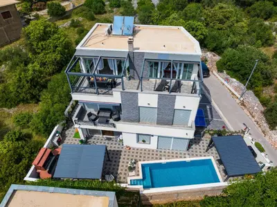 Bazen u objektu MY DALMATIA - Sea view Penthouse Nikita ili u blizini