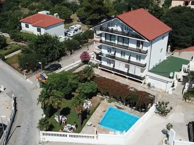 Bazen u objektu Apartments and Rooms Bozena ili u blizini