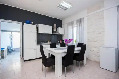 Kuhinja ili čajna kuhinja u objektu House Kala