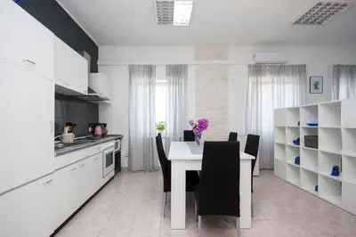 Kuhinja ili čajna kuhinja u objektu House Kala