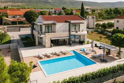 Bazen u objektu Villa B4 ili u blizini