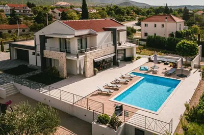 Bazen u objektu Villa B4 ili u blizini