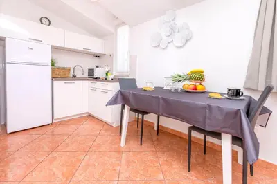 Kuhinja ili čajna kuhinja u objektu Apartments Marina