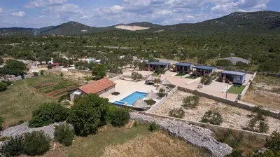 Pogled na planine ili pogled na planine iz vikendica