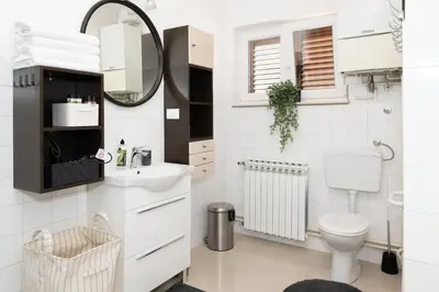 Kupaonica u objektu Big and comfortable apartment Rosmarino Brodarica