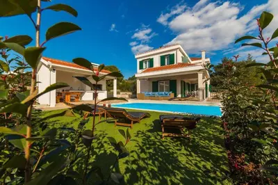 Bazen u objektu Luxury Villa East ili u blizini
