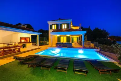 Bazen u objektu Luxury Villa East ili u blizini