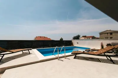 Bazen u objektu Modern,Stylish Exclusive Villa with Pool&Jacuzzi ili u blizini
