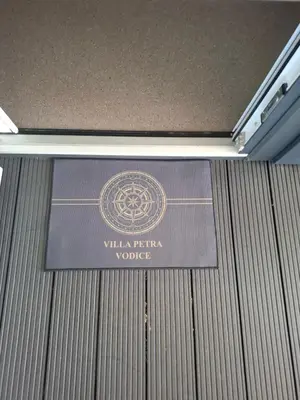 Certifikat, nagrada, logo ili neki drugi dokument izložen u objektu Villa Petra
