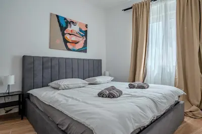 Krevet ili kreveti u jedinici u objektu Apartman Fjaka-spacious two bedroom apartment with parking