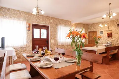 Pića u objektu Holiday home Fabio in Dalmatia with swimming pool