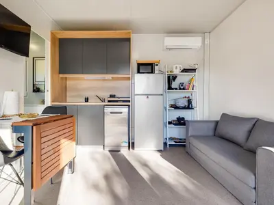 Kuhinja ili čajna kuhinja u objektu Holiday Home Delux Eco by Interhome