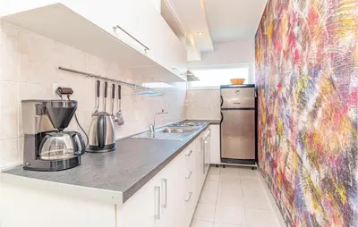 Kuhinja ili čajna kuhinja u objektu Two-Bedroom Apartment Vodice With Sea View 06