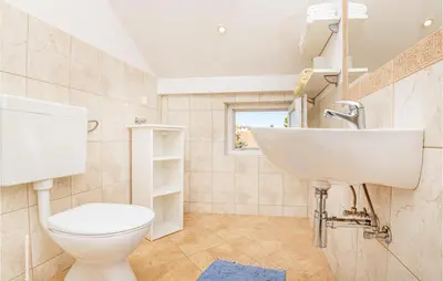 Kupaonica u objektu Two-Bedroom Apartment Vodice With Sea View 06