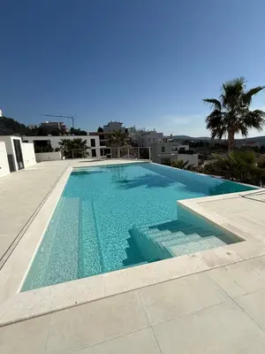 Bazen u objektu Pearl Seaview ili u blizini