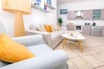 Kuhinja ili čajna kuhinja u objektu Apartment Kiara near the beach
