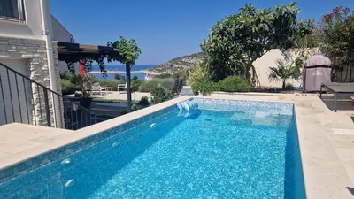 Bazen u objektu Villa Hrvatska ili u blizini