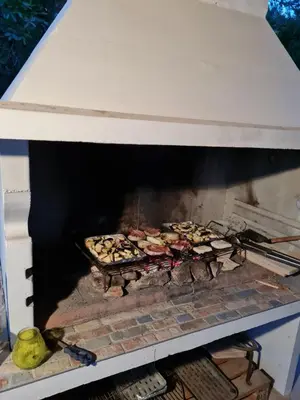 Oprema za roštilj dostupna gostima apartmana