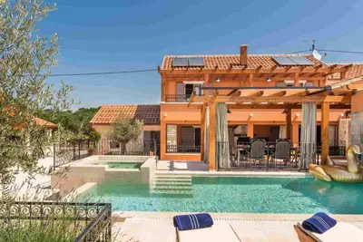 Bazen u objektu Luxury Villa Finessa Skradin 1 with heated pool, jacuzzi and sauna ili u blizini