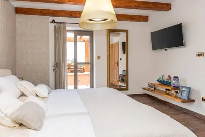 Krevet ili kreveti u jedinici u objektu Luxury Villa Finessa Skradin 1 with heated pool, jacuzzi and sauna