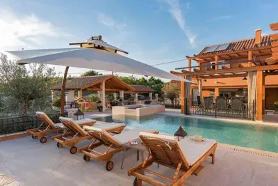 Bazen u objektu Luxury Villa Finessa Skradin 1 with heated pool, jacuzzi and sauna ili u blizini