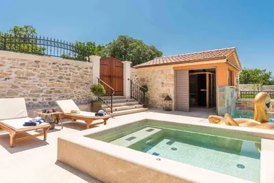 Bazen u objektu Luxury Villa Finessa Skradin 2 with heated pool, jacuzzi and sauna ili u blizini