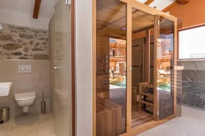 Kupaonica u objektu Luxury Villa Finessa Skradin 2 with heated pool, jacuzzi and sauna