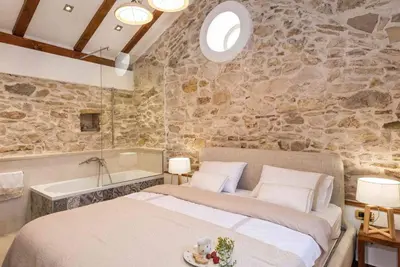 Krevet ili kreveti u jedinici u objektu Luxury Villa Finessa Skradin 2 with heated pool, jacuzzi and sauna
