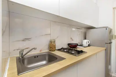 Kuhinja ili čajna kuhinja u objektu WhiteHouse Brodarica STUDIO apartments - close to Beach with Restaurant