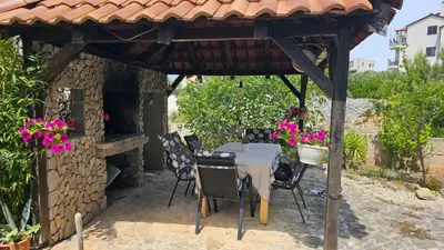 Vrt u objektu WhiteHouse Brodarica STUDIO apartments - close to Beach with Restaurant