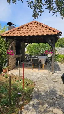 Vrt u objektu WhiteHouse Brodarica STUDIO apartments - close to Beach with Restaurant