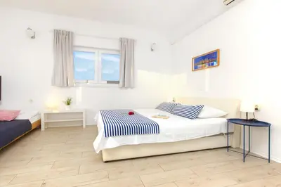 Krevet ili kreveti u jedinici u objektu WhiteHouse Brodarica STUDIO apartments - close to Beach with Restaurant