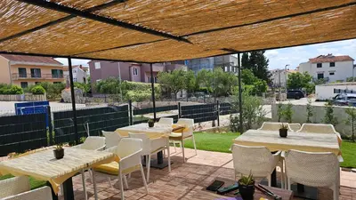 Restoran ili neka druga zalogajnica u objektu WhiteHouse Brodarica STUDIO apartments - close to Beach with Restaurant