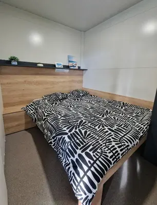 Krevet ili kreveti u jedinici u objektu ANDESA Mobile Home Pirovac- Perfect vacation in a campsite with a pool, few steps from the sea!