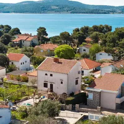 Apartments with parking space Jadrija