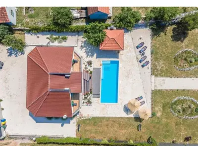 Bazen u objektu Vila P ili u blizini